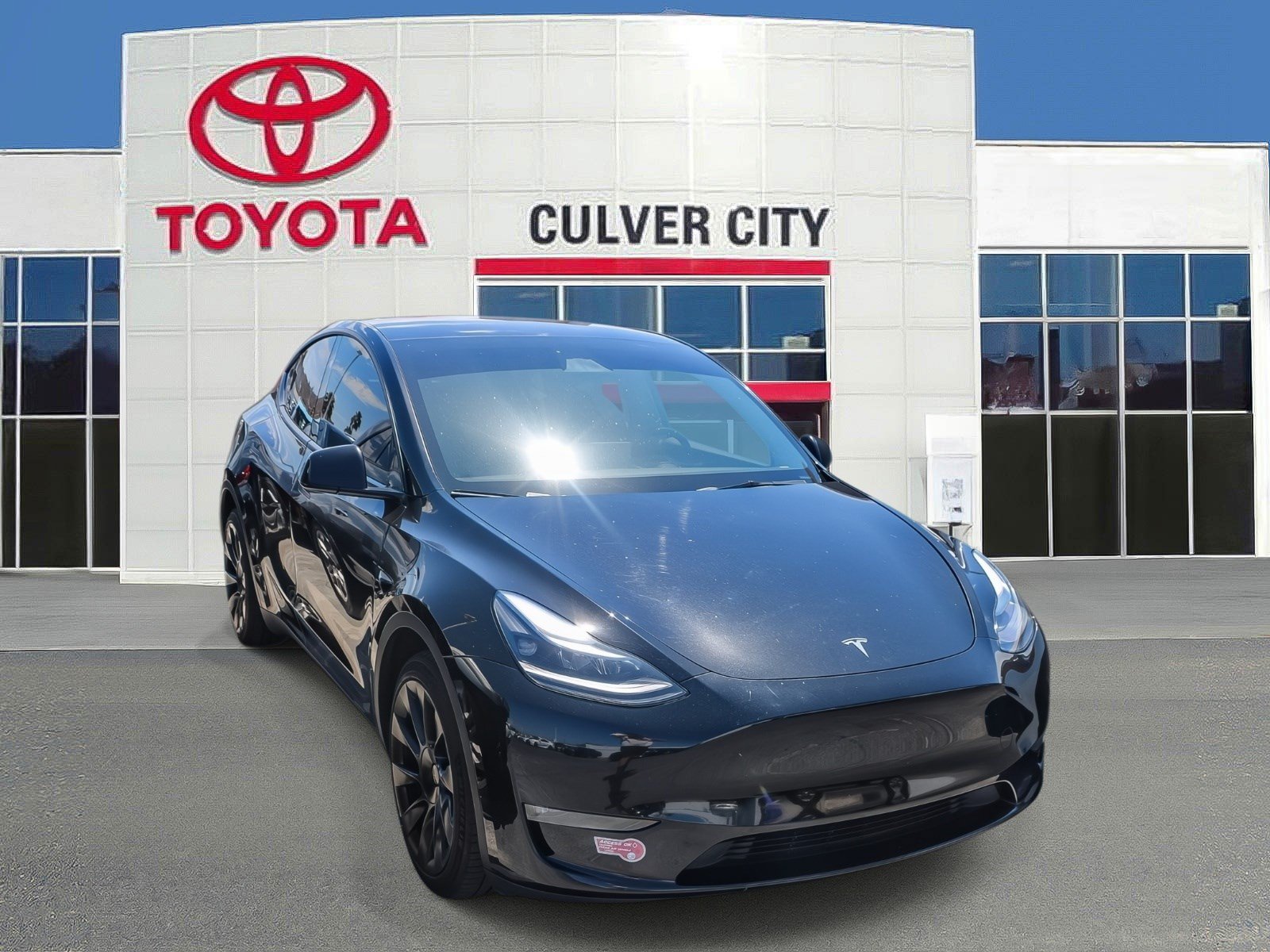 Used 2023 Tesla Model Y Long Range AWD/4WD image 1