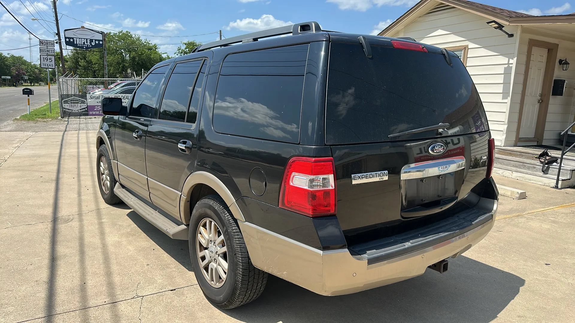 Used 2013 Ford Expedition XLT RWD image 3