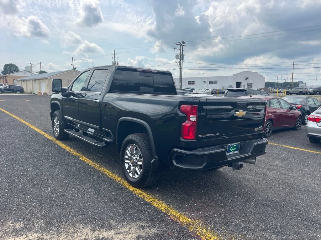 Used 2024 Chevrolet Silverado 2500 High Country w/ Technology Package AWD/4WD image 3