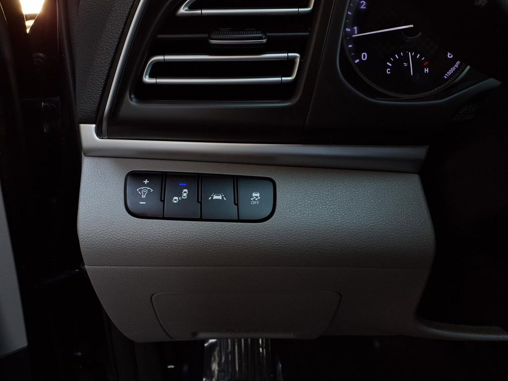 Used 2019 Hyundai Elantra Limited image 14