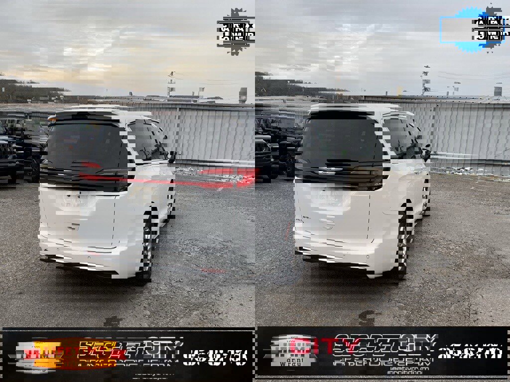 Used 2024 Chrysler Pacifica Touring-L image 5