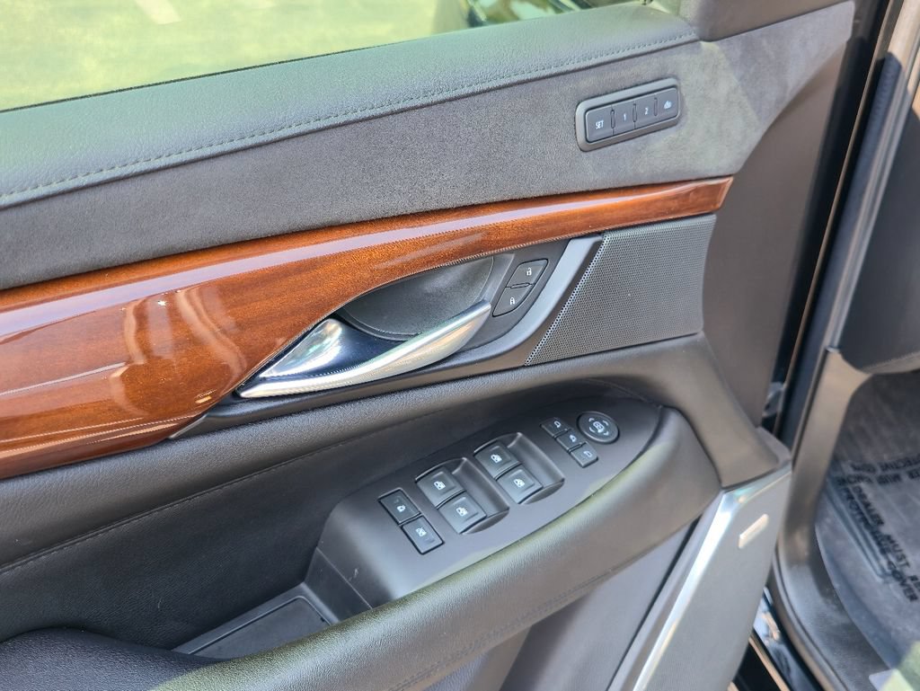 Certified 2020 Cadillac Escalade Premium Luxury AWD/4WD image 9