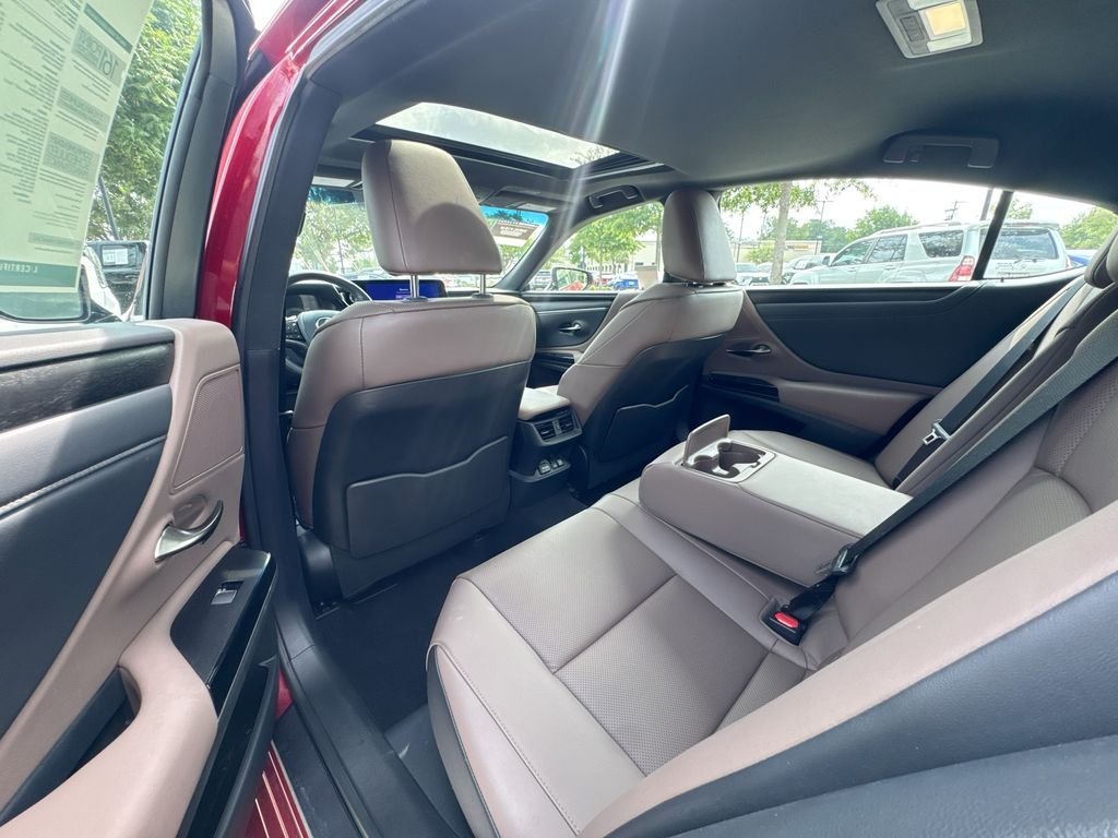 Used 2025 Lexus ES 300h w/ Premium Package FWD image 32