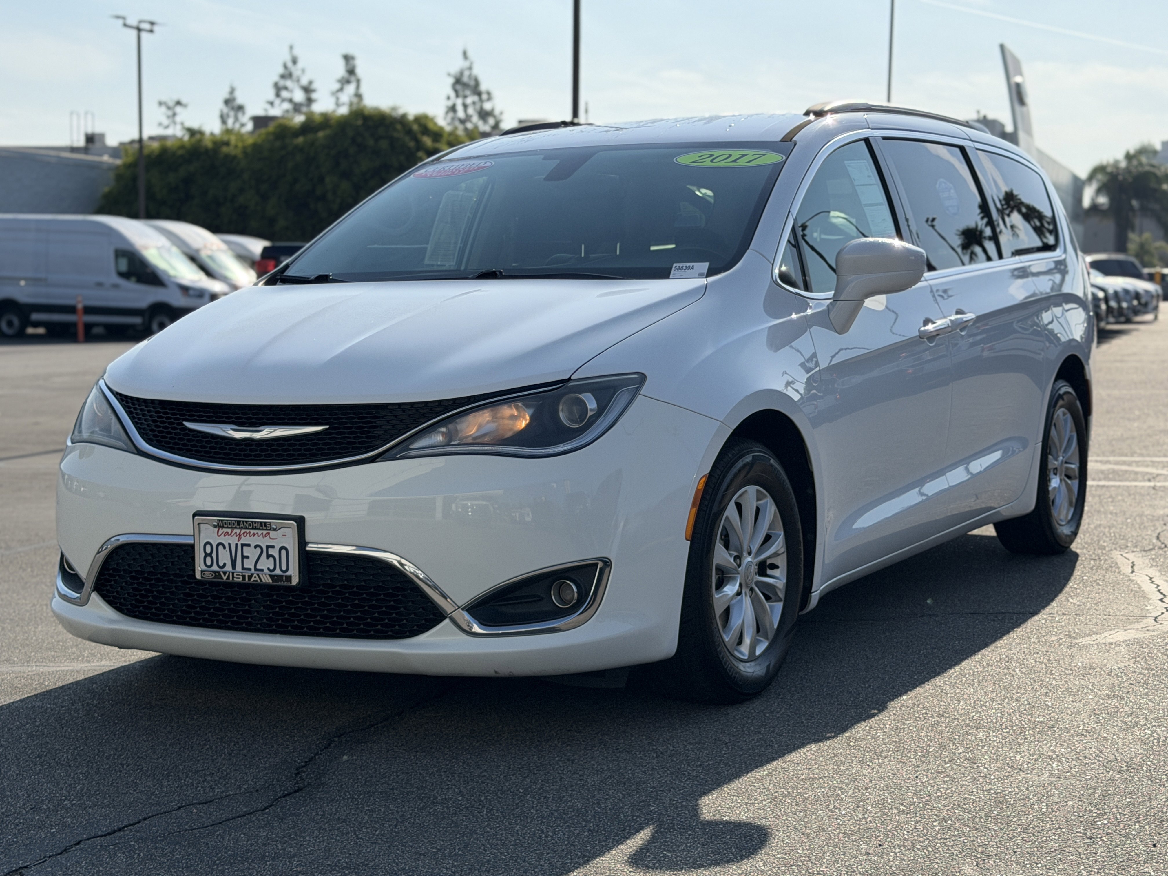 Used 2017 Chrysler Pacifica Touring-L image 3