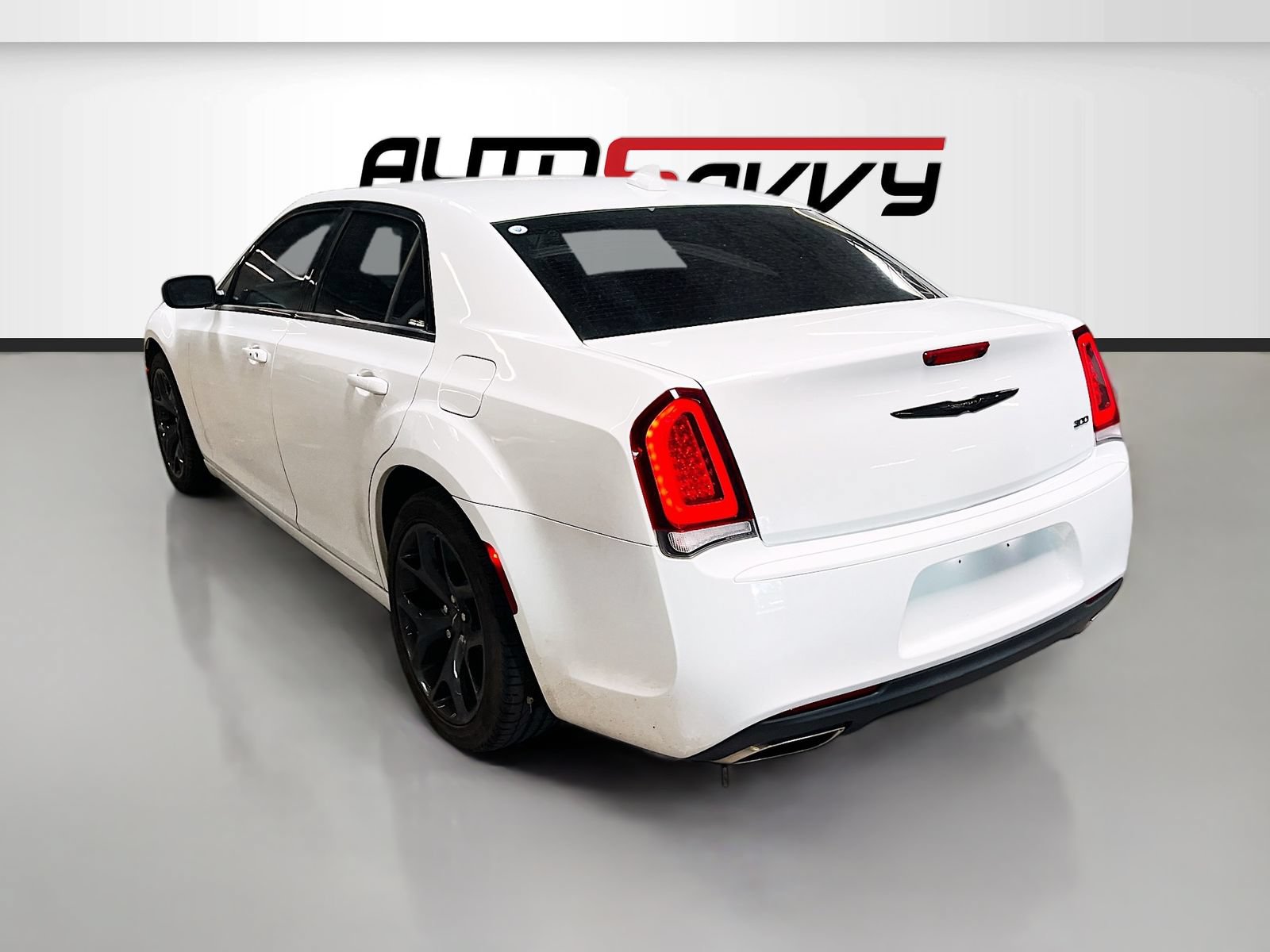 Used 2022 Chrysler 300 Touring w/ Sport Appearance Package RWD image 5