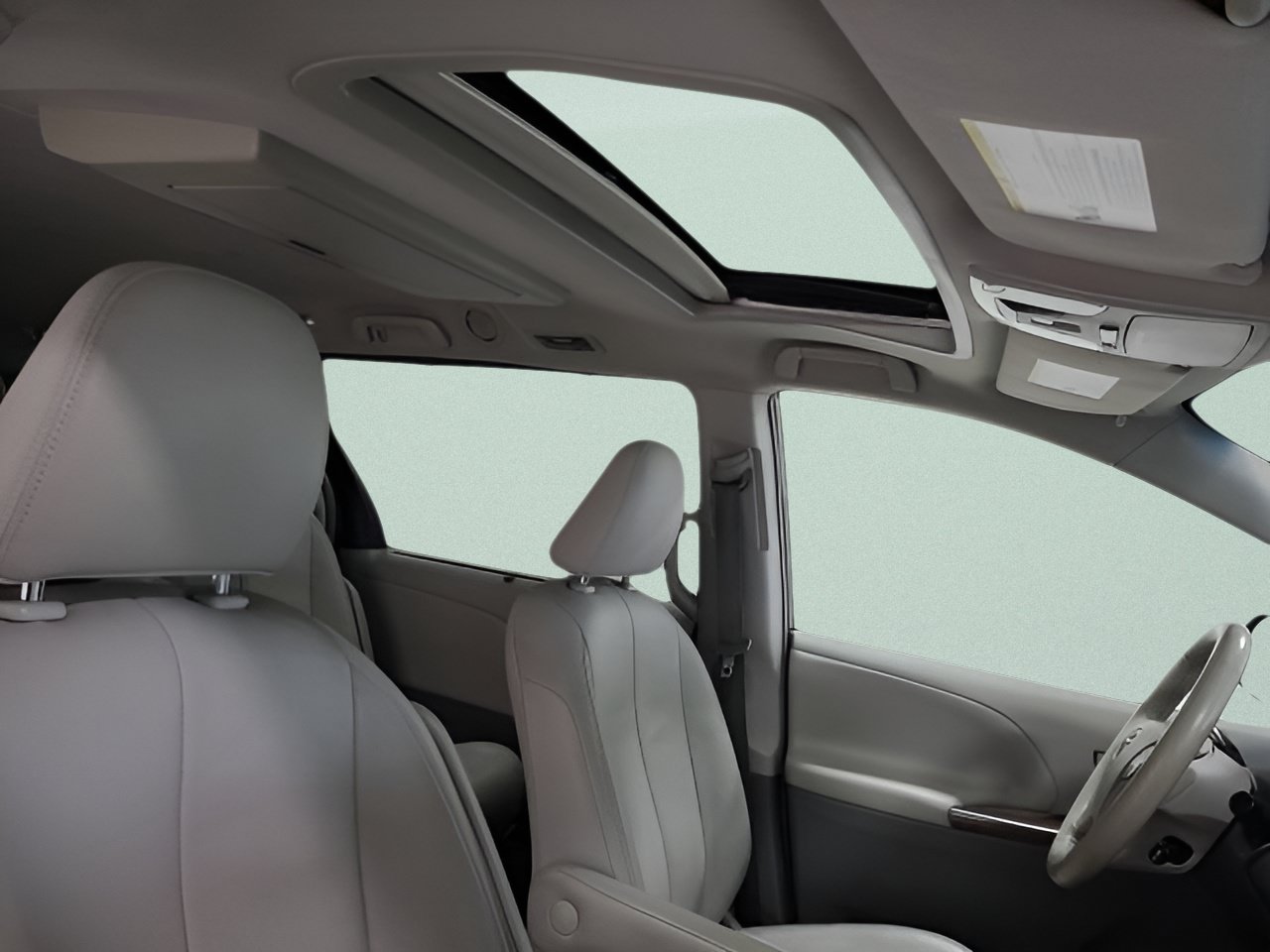 Used 2014 Toyota Sienna XLE w/ Entertainment Package FWD image 12