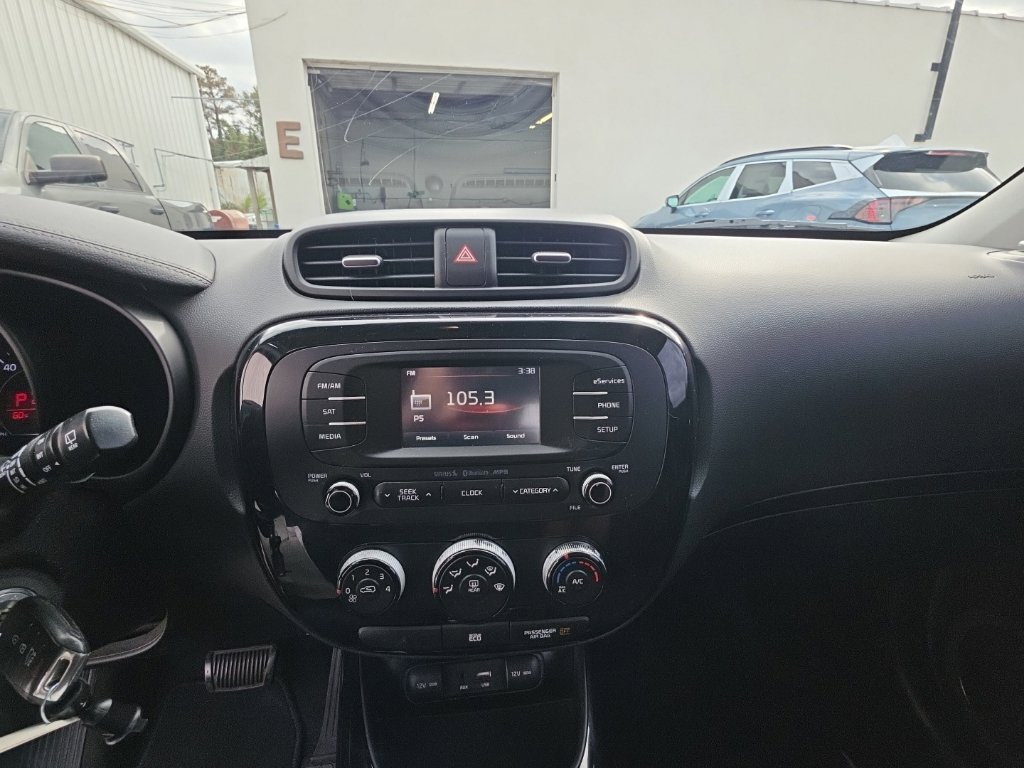Used 2015 Kia Soul ! FWD image 14