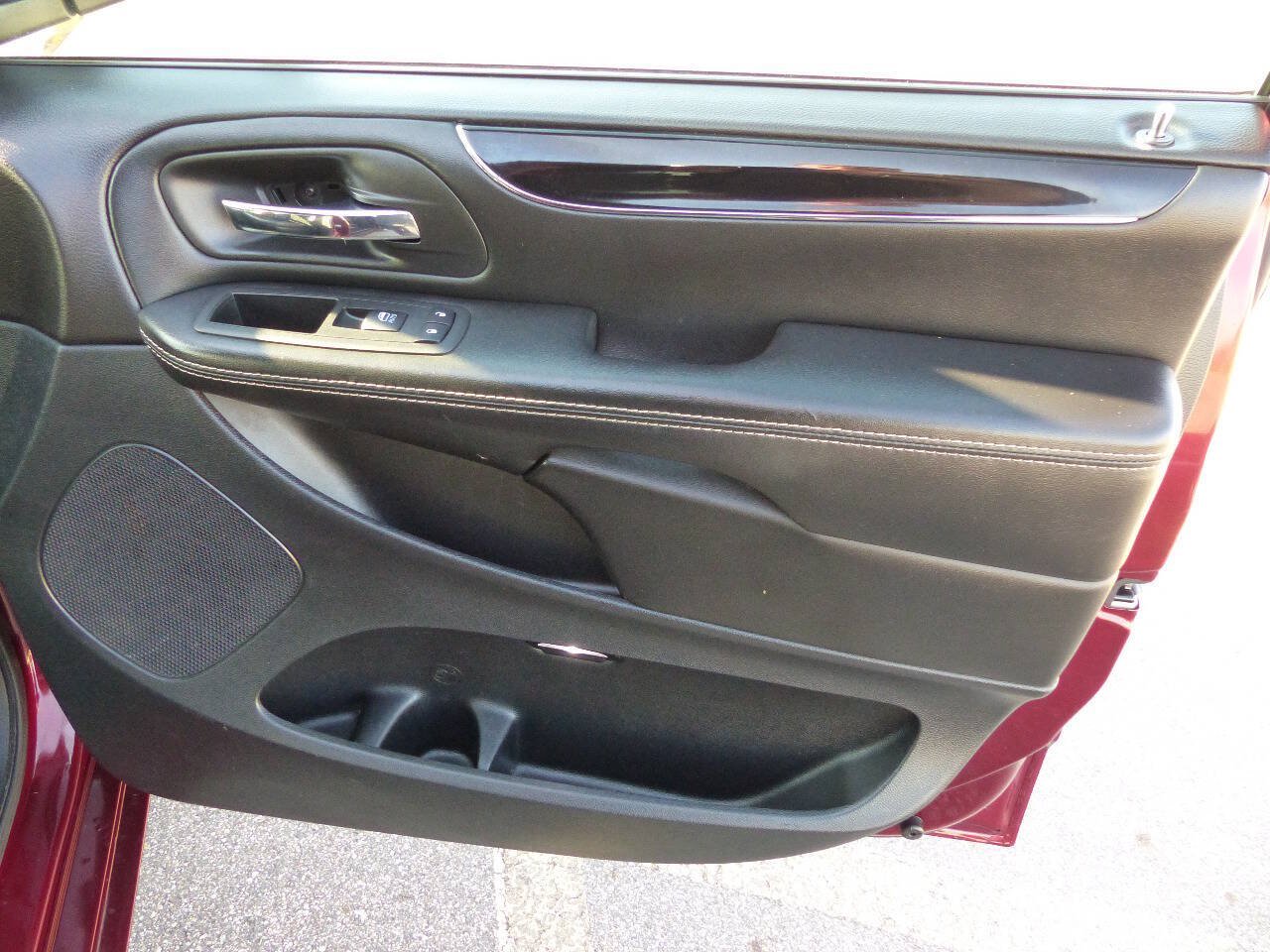 Used 2018 Dodge Grand Caravan SXT w/ Blacktop Package FWD image 19