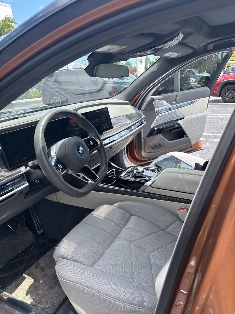 Used 2024 BMW i7 xDrive60 AWD/4WD image 2
