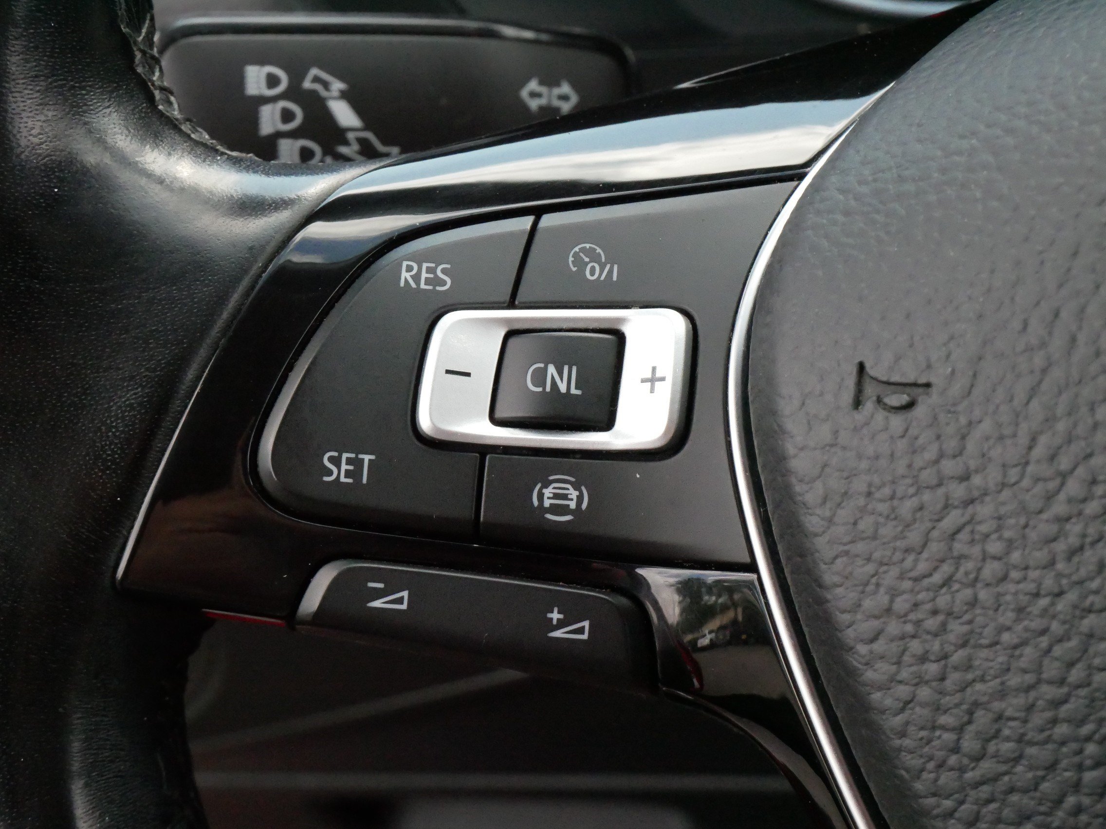 Used 2019 Volkswagen Tiguan SE w/ Panoramic Sunroof Package AWD/4WD image 24