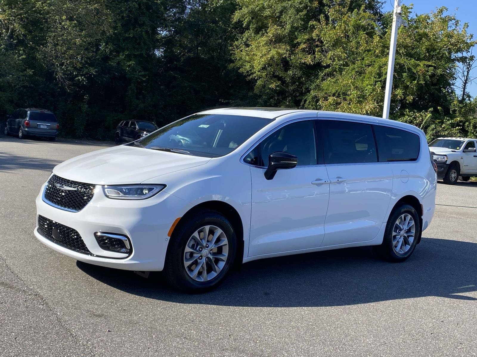 New 2026 Chrysler Pacifica Select image 3
