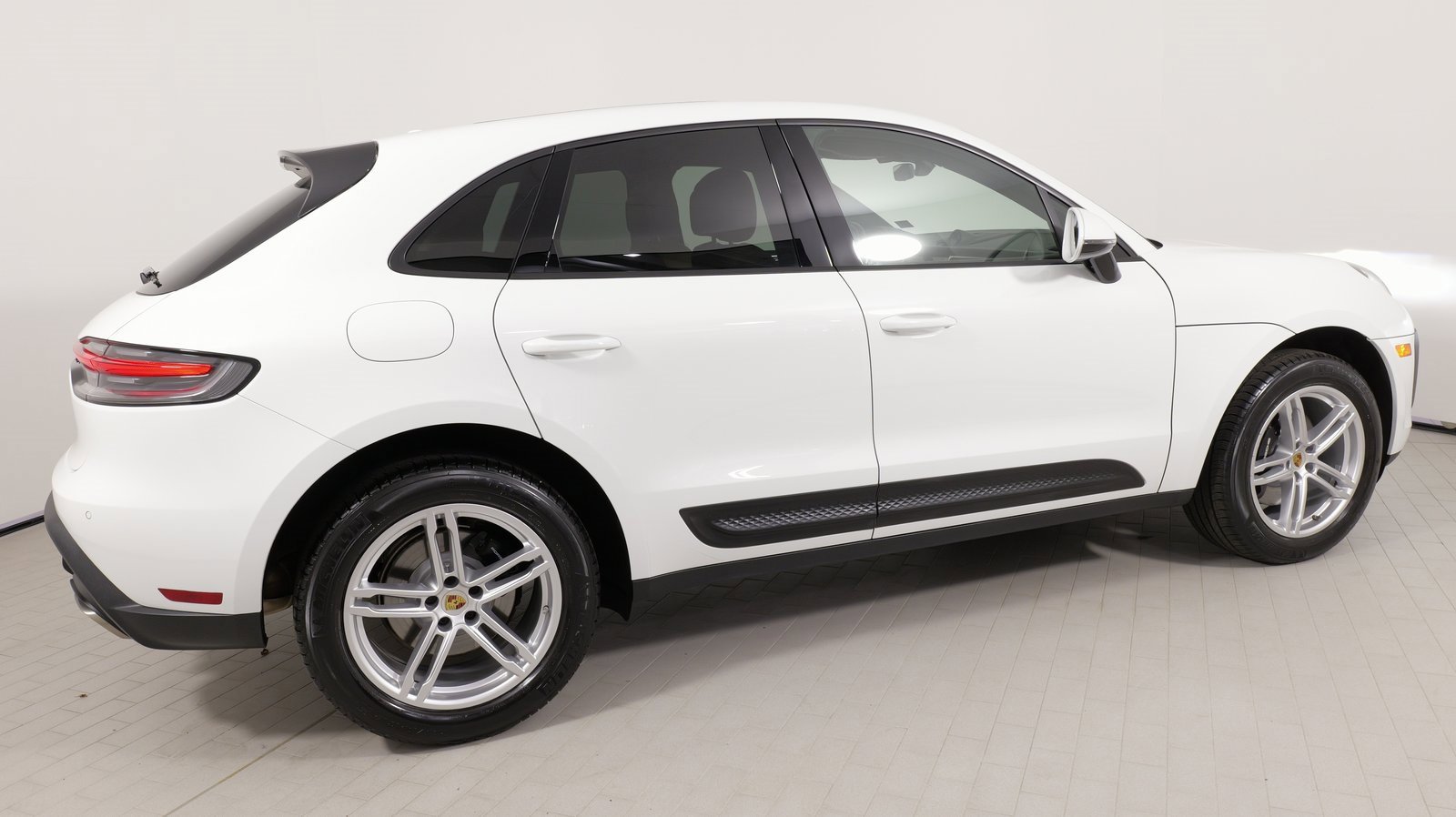 Used 2025 Porsche Macan image 12