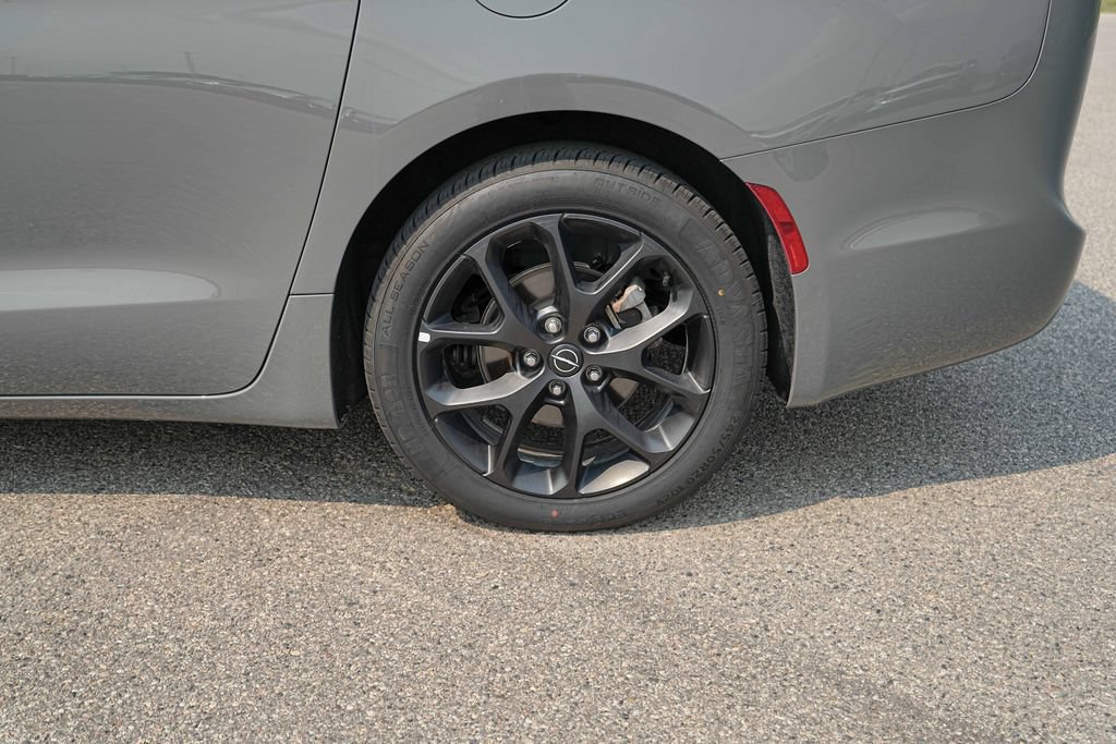 Used 2025 Chrysler Pacifica Limited FWD image 13
