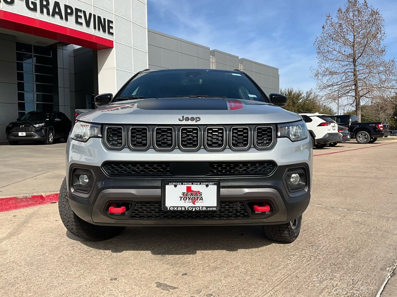 Used 2025 Jeep Compass Trailhawk image 3