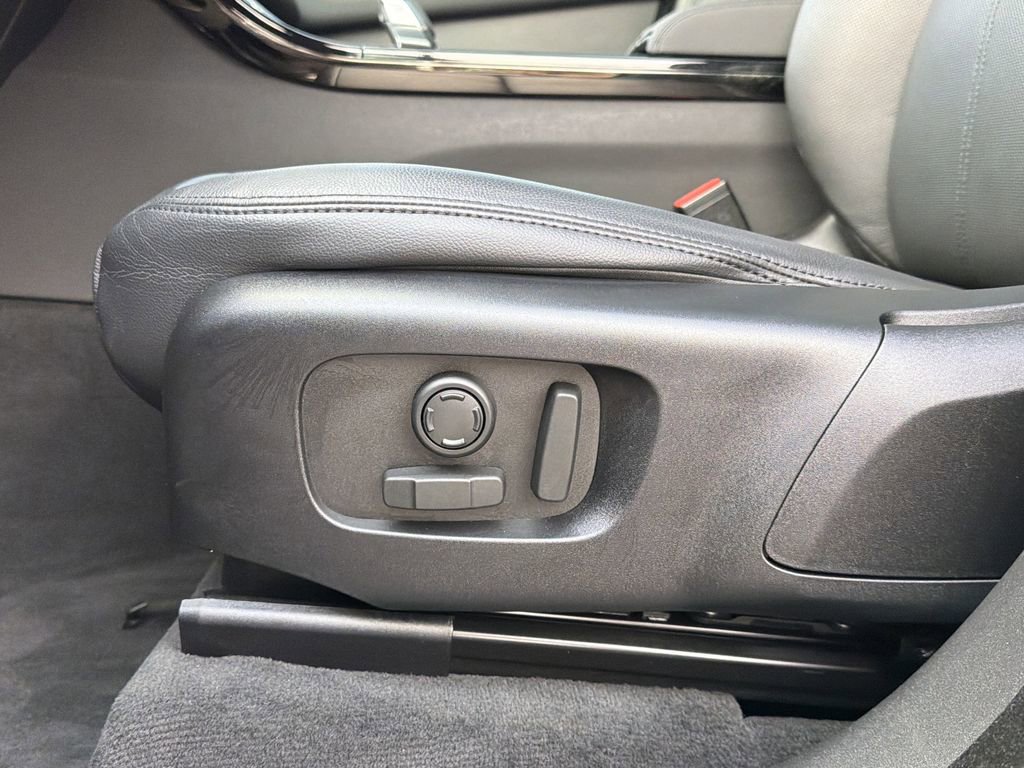 Used 2025 Land Rover Range Rover Velar Dynamic SE image 21