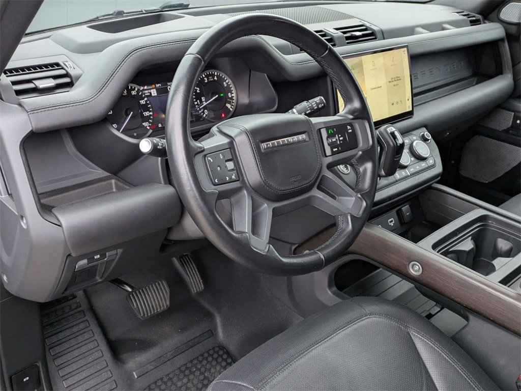 Used 2023 Land Rover Defender 130 X-Dynamic SE image 4