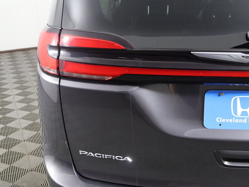 Used 2023 Chrysler Pacifica Touring-L FWD image 14