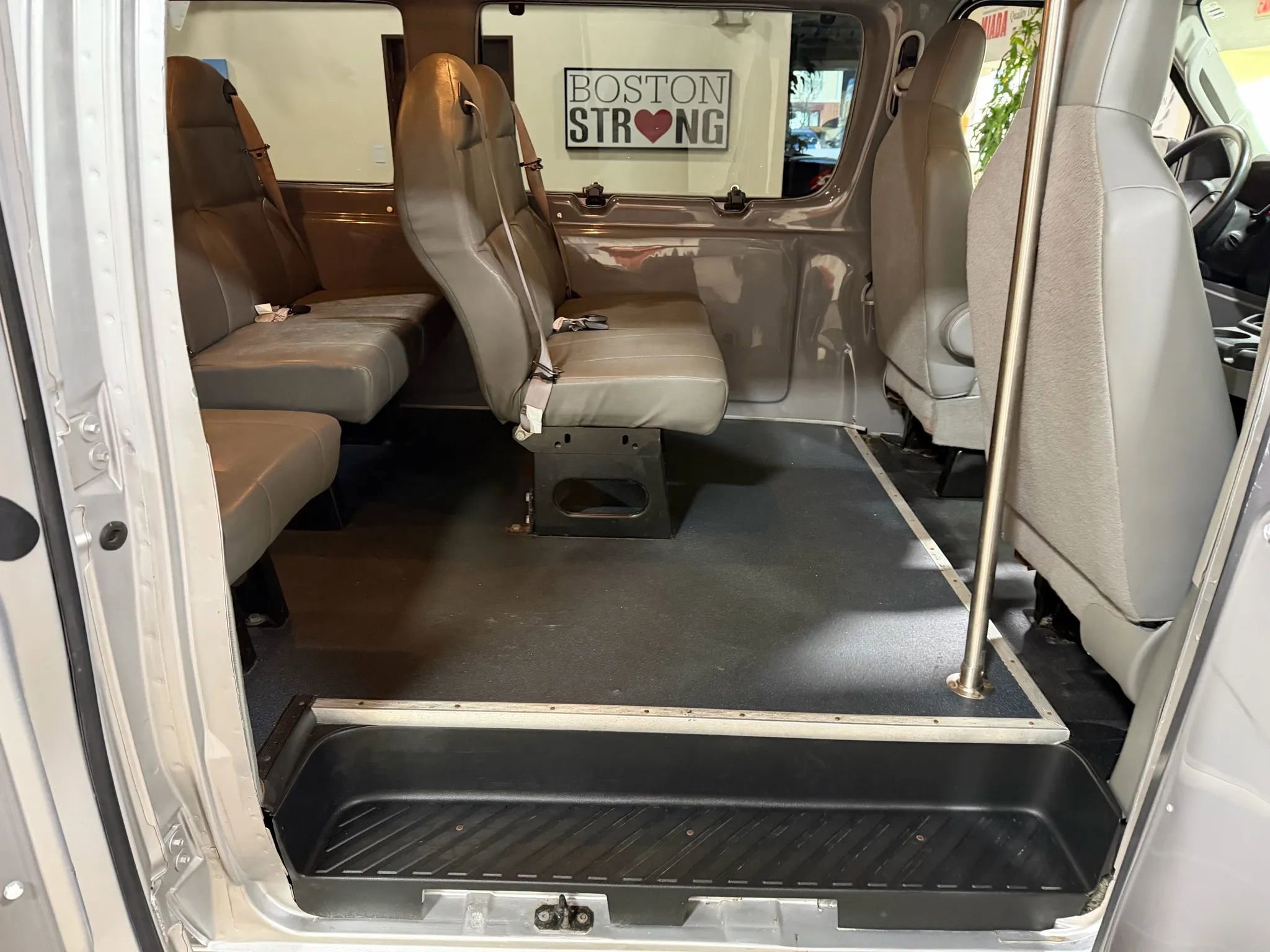 Used 2014 Ford E-250 and Econoline 250 w/ Power Group image 31