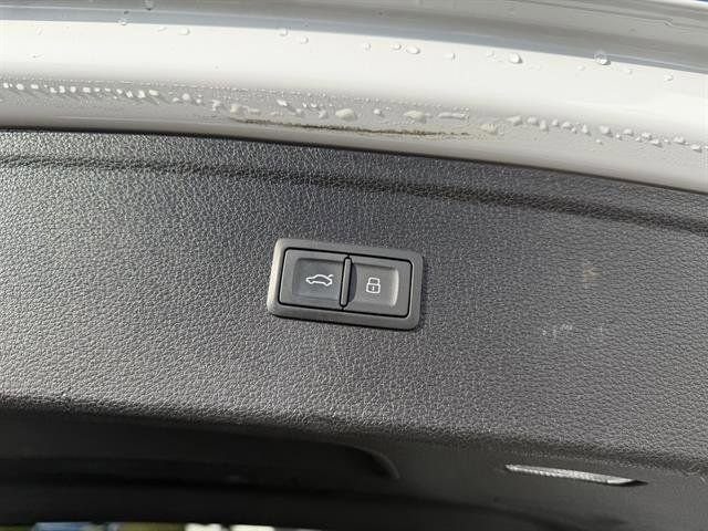 Used 2020 Audi Q5 e Prestige w/ Prestige Package image 31