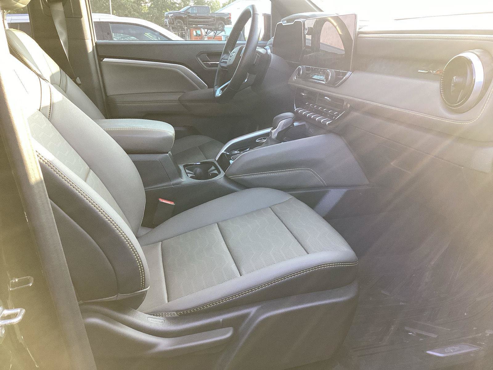 Used 2025 Chevrolet Colorado ZR2 w/ Technology Package AWD/4WD image 6