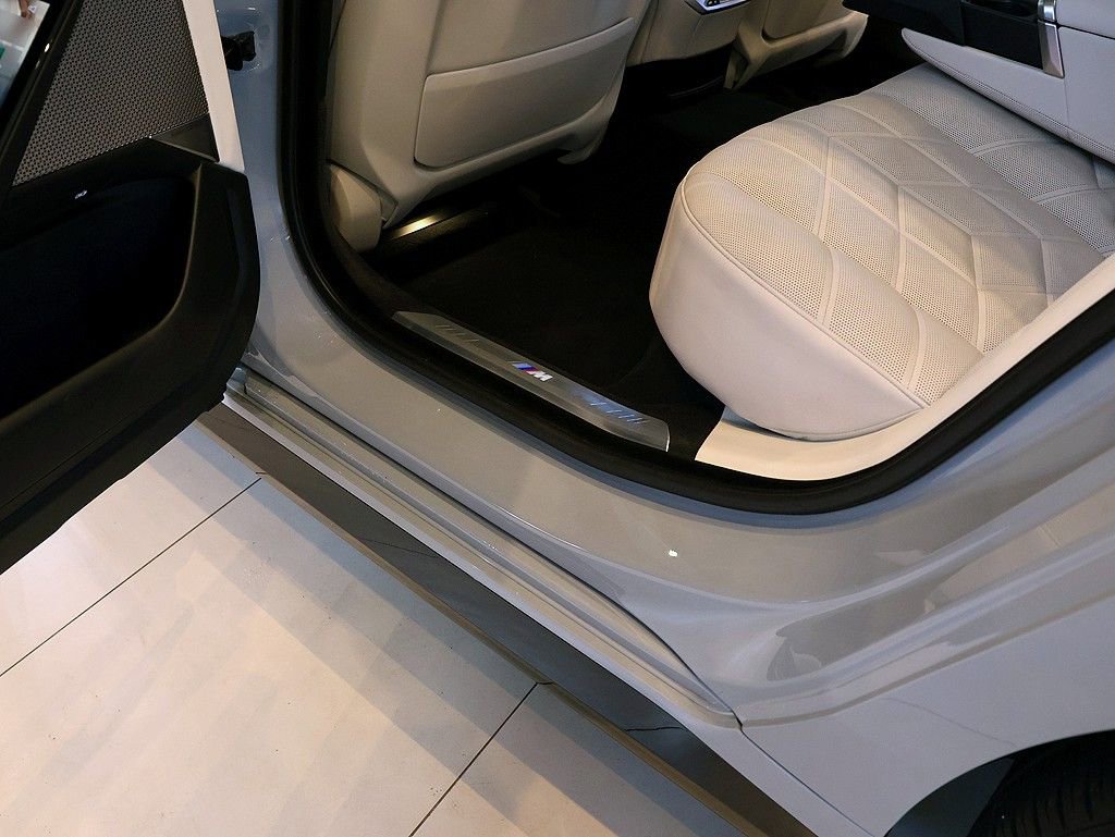 Used 2024 BMW 760i xDrive w/ Premium Package 2 image 63