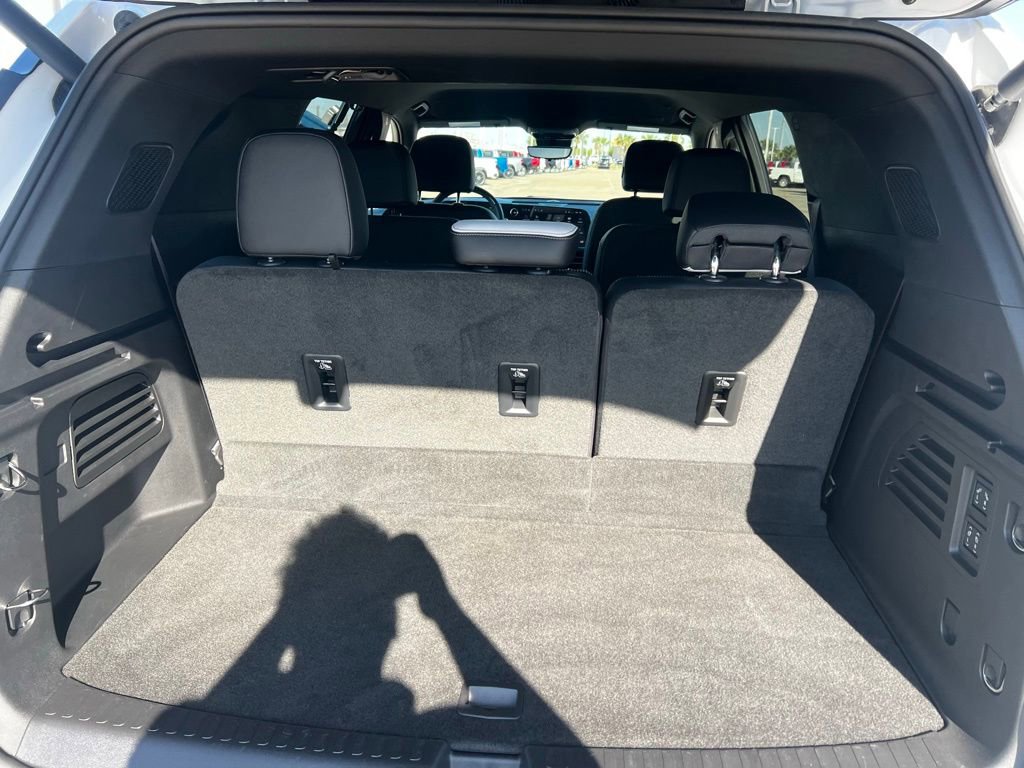 Used 2025 Chevrolet Traverse High Country image 32