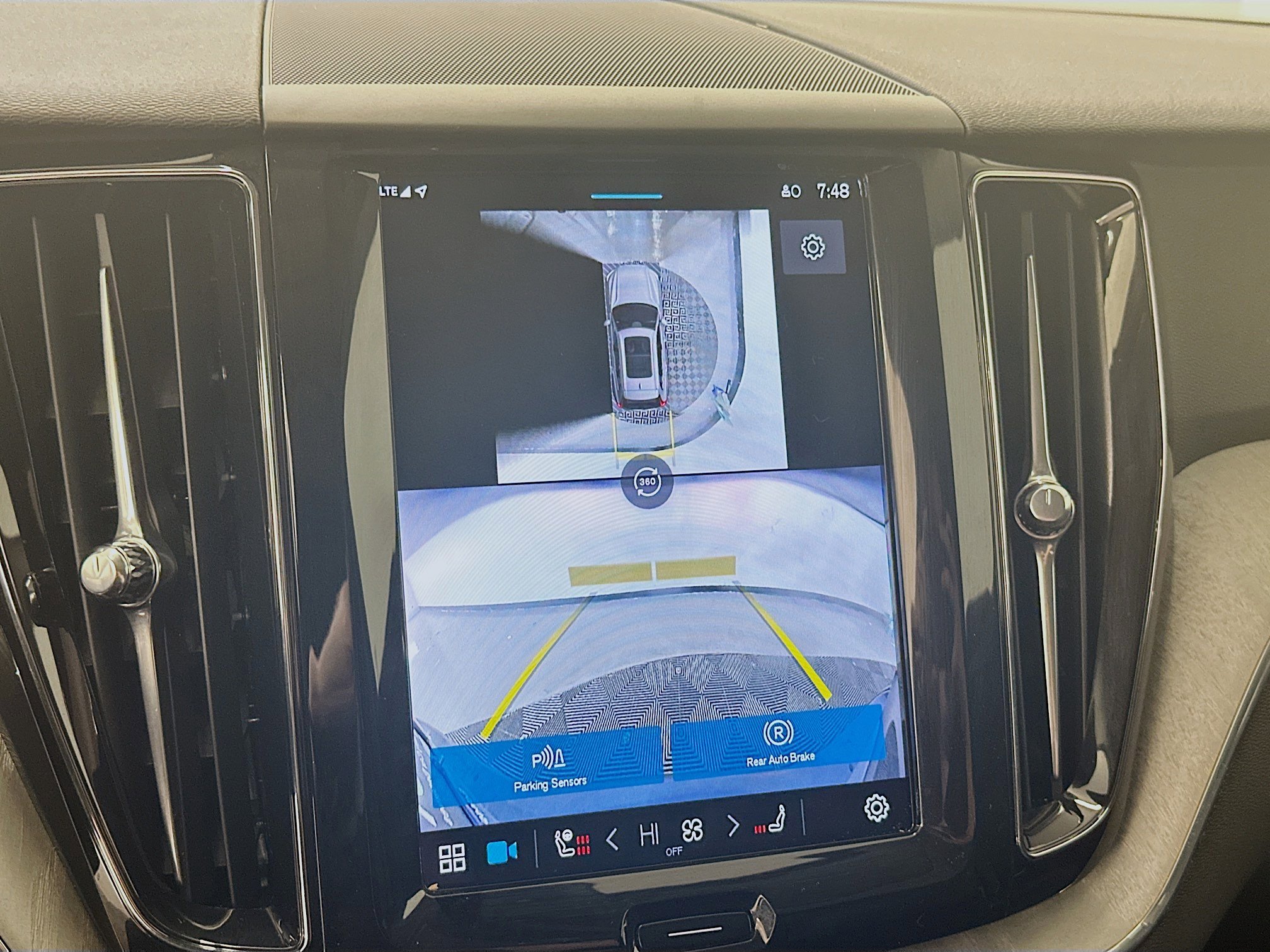 Used 2025 Volvo XC60 B5 Plus image 23