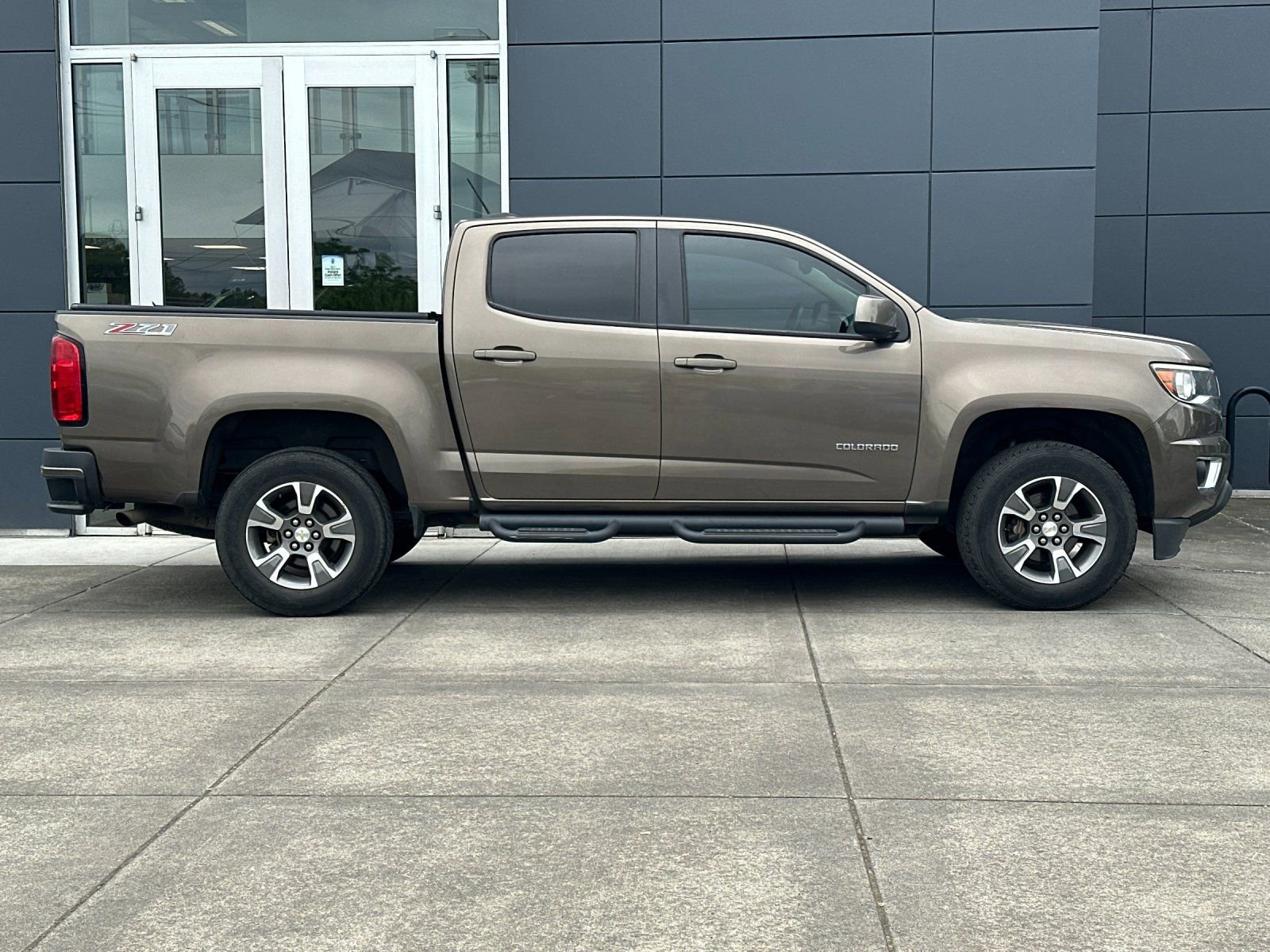 Used 2015 Chevrolet Colorado Z71 AWD/4WD image 2