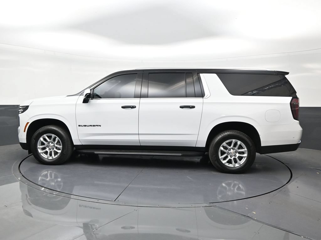 Used 2025 Chevrolet Suburban LS RWD image 2