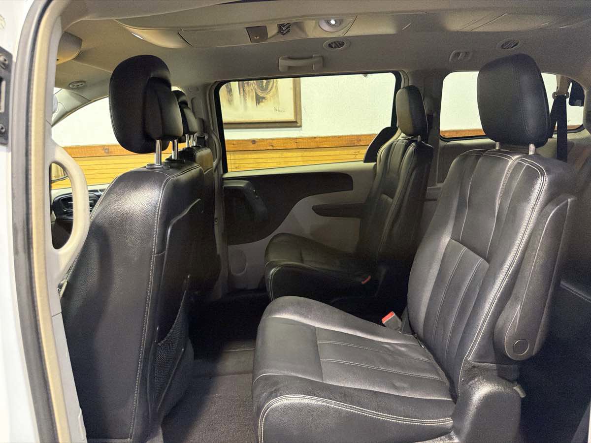 Used 2014 Chrysler Town & Country Touring FWD image 23
