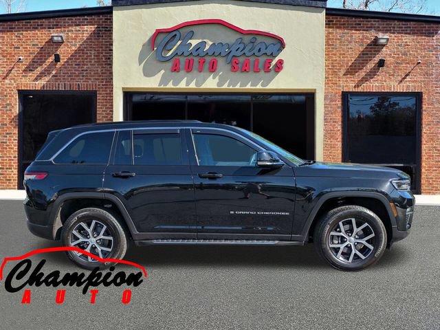 Used 2025 Jeep Grand Cherokee Limited AWD/4WD image 3