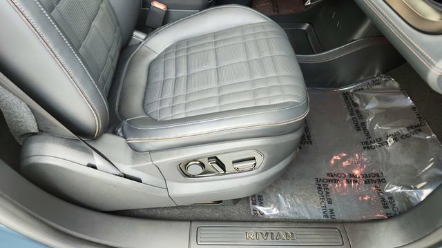 Used 2025 Rivian R1T Premium image 23