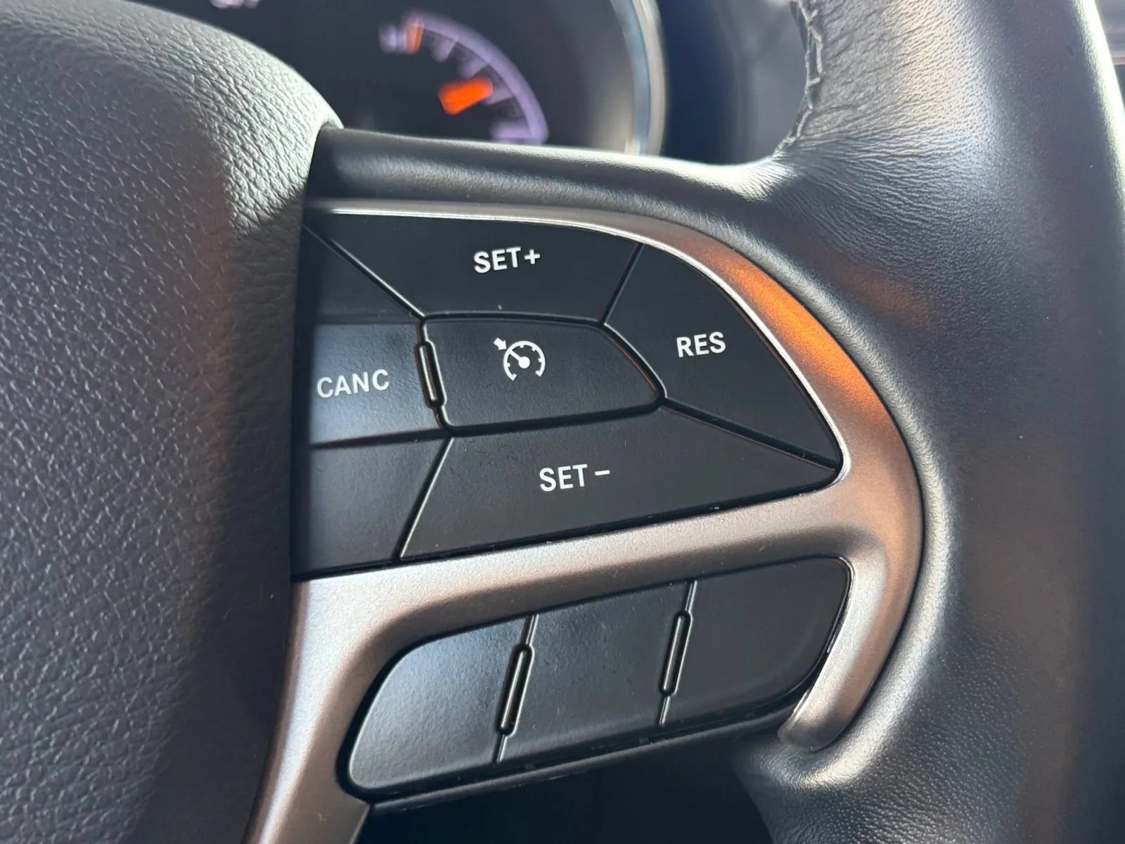 Used 2020 Jeep Grand Cherokee Overland AWD/4WD image 31