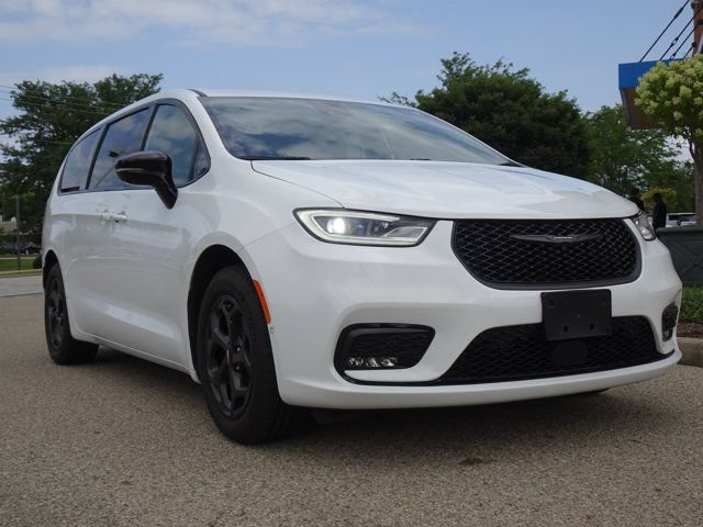 Used 2024 Chrysler Pacifica Limited w/ Uconnect Theater Family Group FWD image 32