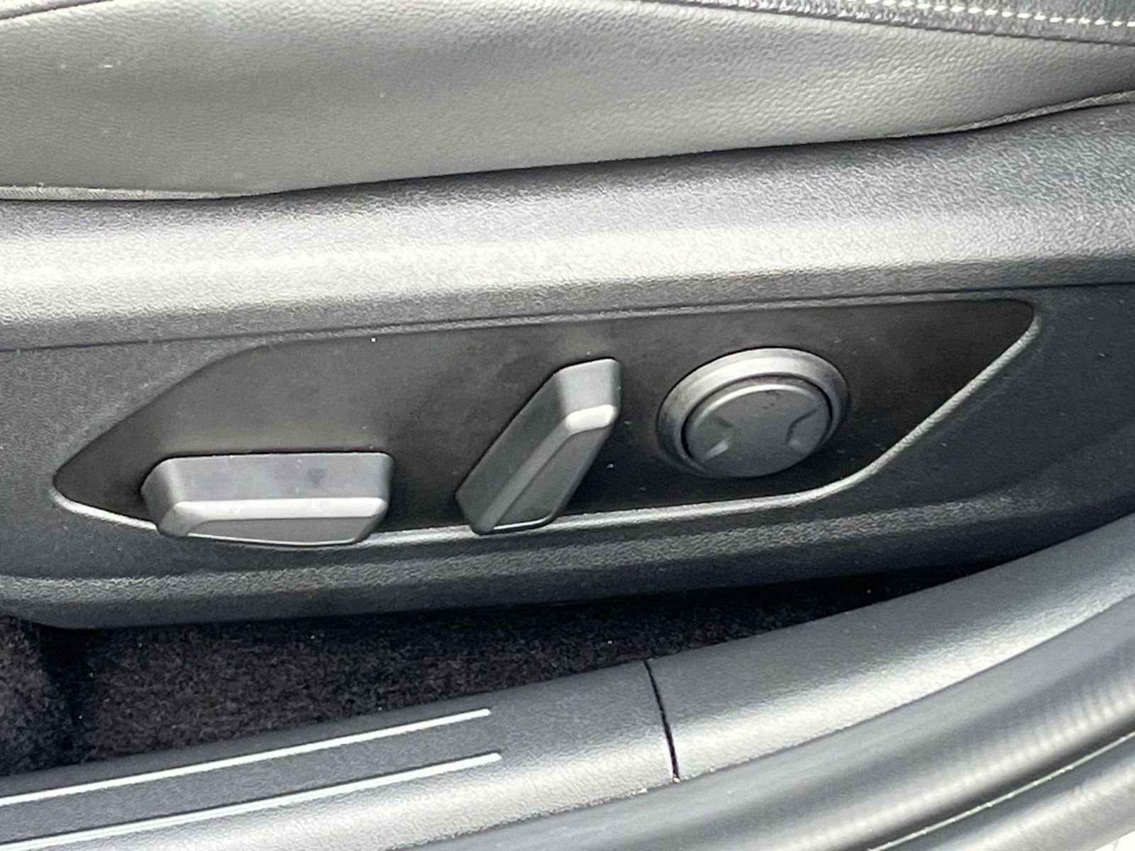 Used 2025 Hyundai Elantra Limited image 23