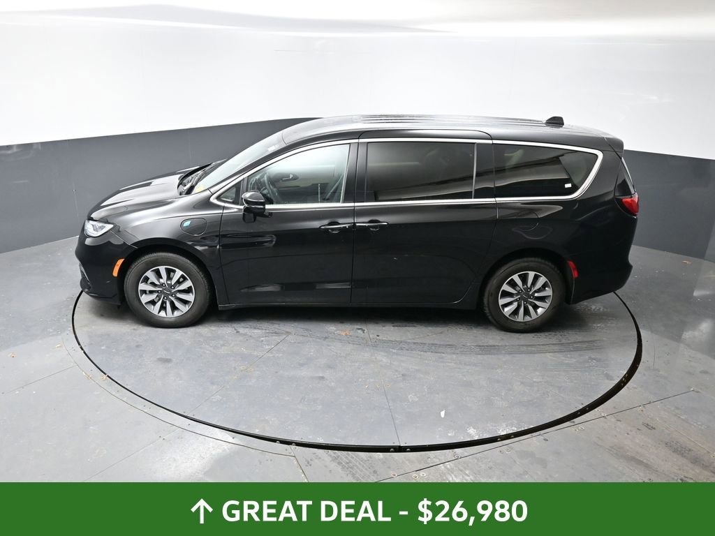 Used 2024 Chrysler Pacifica Select image 48