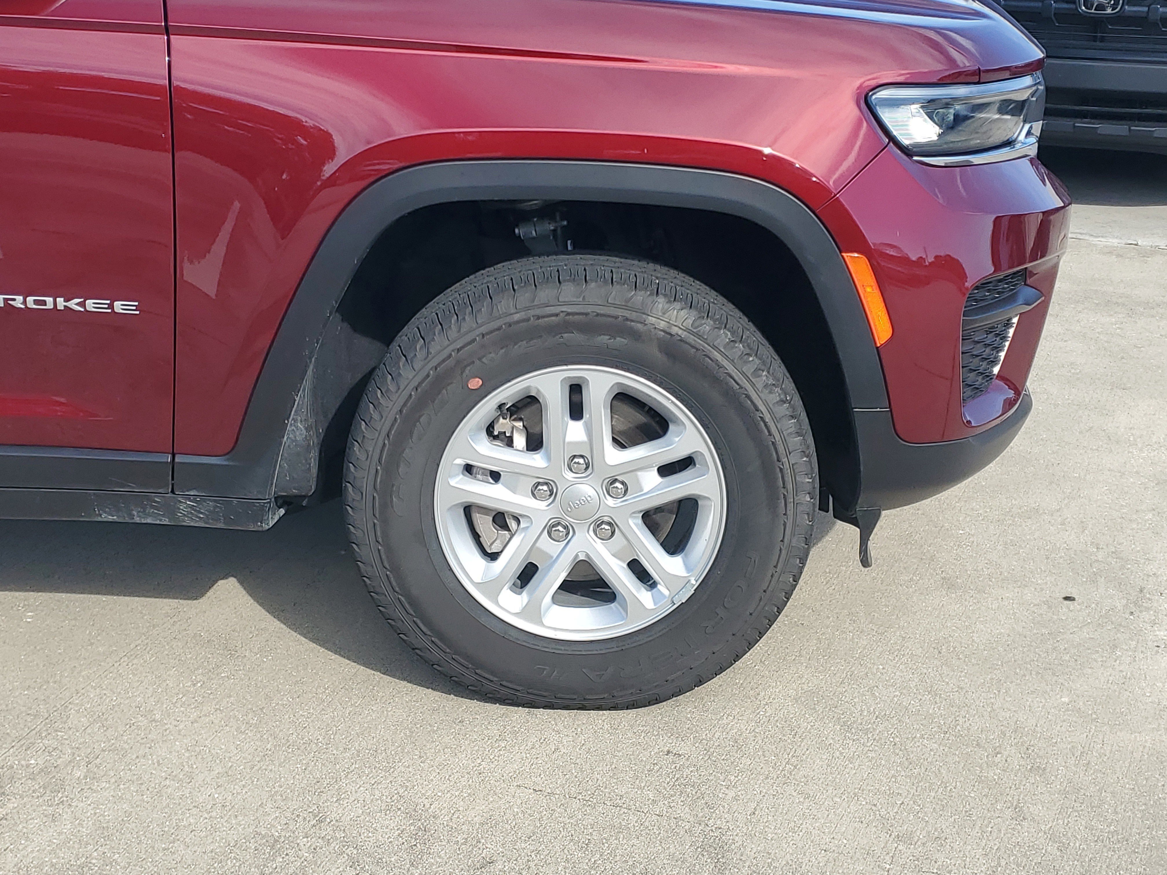 Used 2025 Jeep Grand Cherokee Laredo w/ Trailer Tow Package AWD/4WD image 7