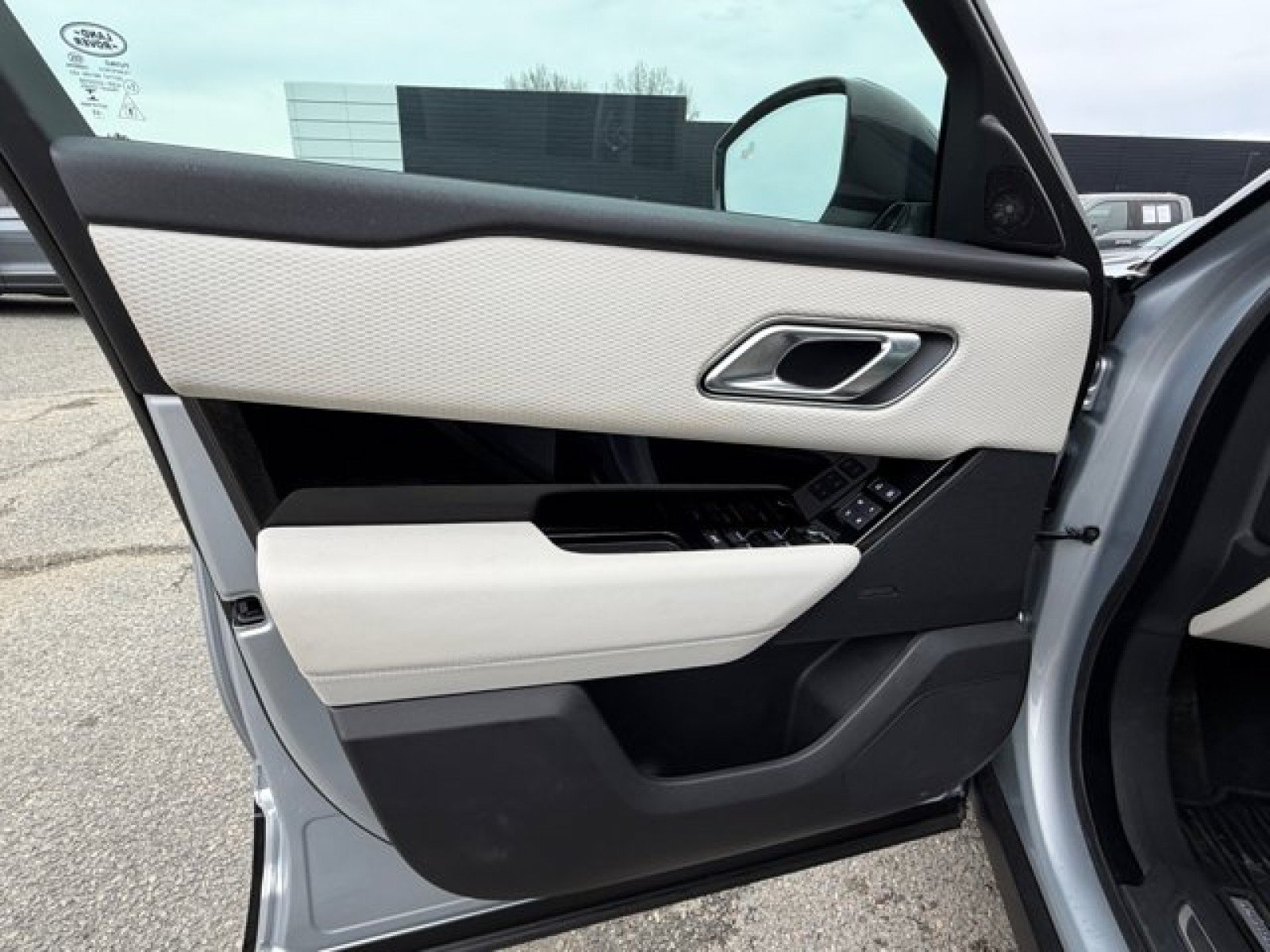 Certified 2023 Land Rover Range Rover Velar R-Dynamic S AWD/4WD image 21