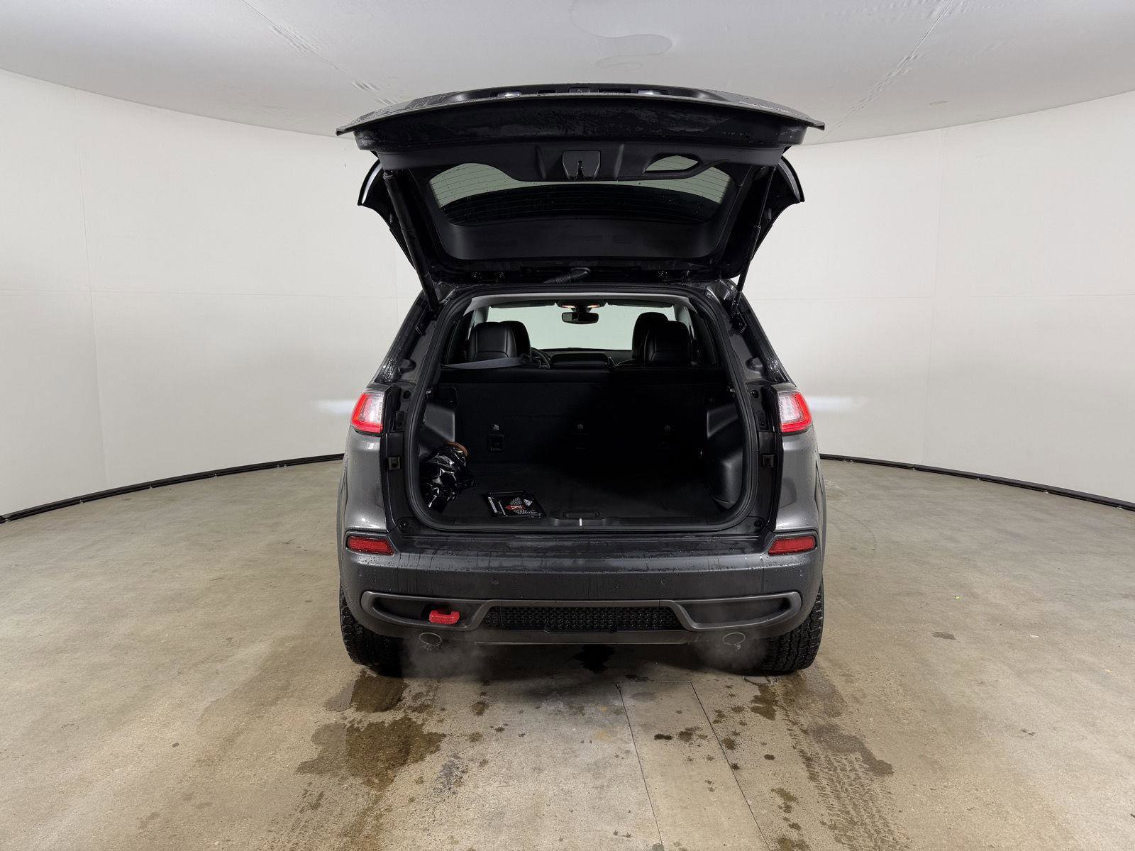 Used 2022 Jeep Cherokee Trailhawk image 9