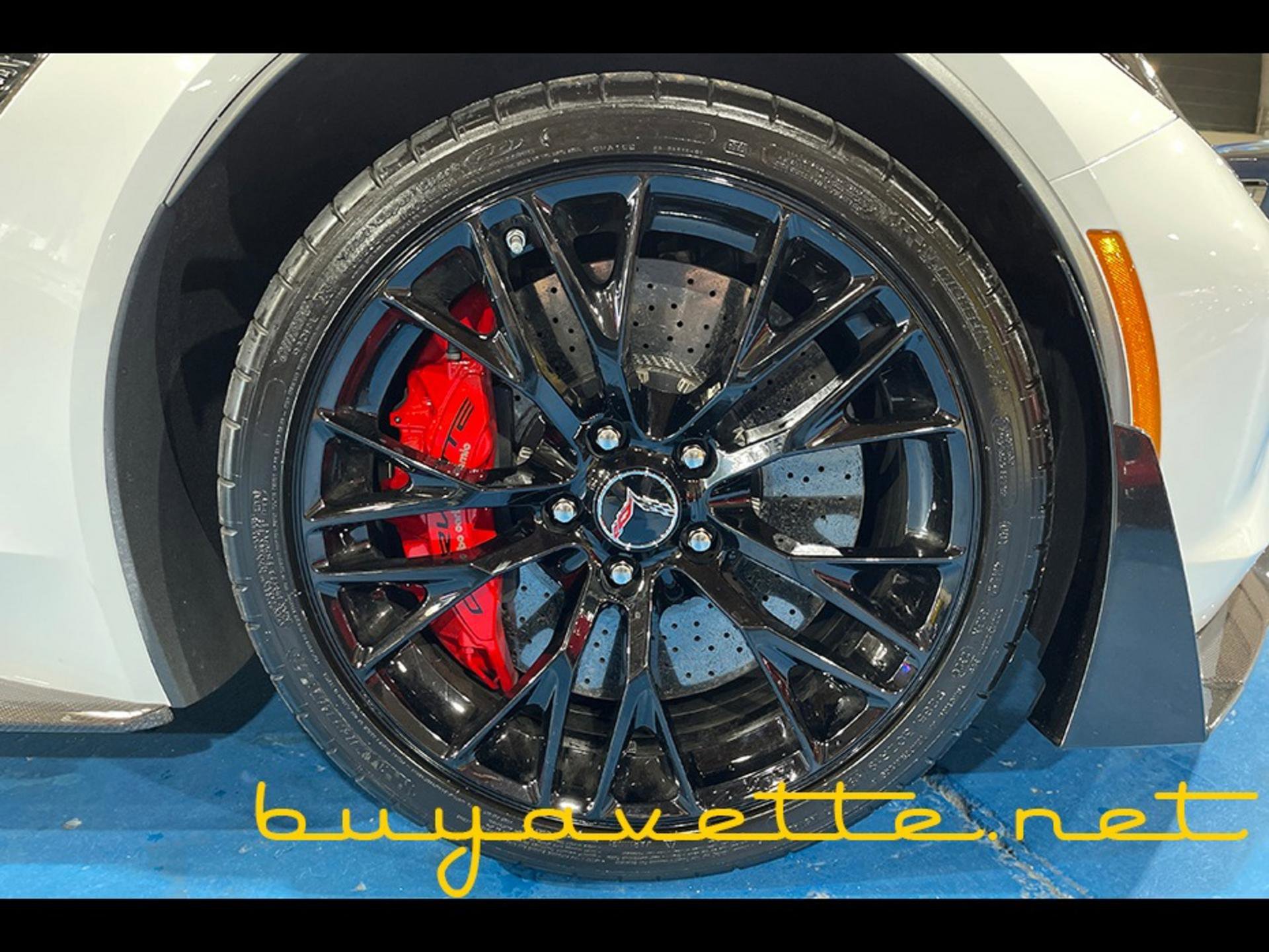 Used 2015 Chevrolet Corvette Z06 w/ 3LZ Preferred Equipment Group RWD image 13