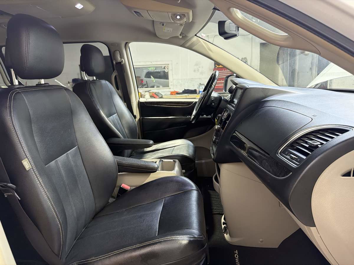 Used 2014 Chrysler Town & Country Touring FWD image 28