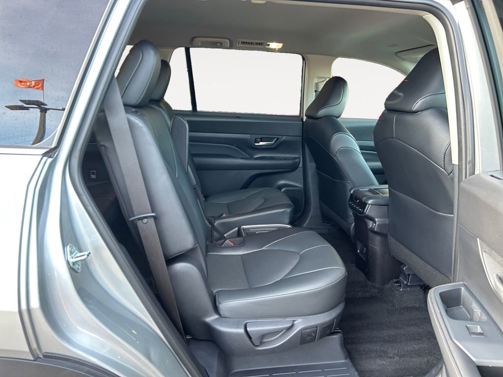 Used 2025 Toyota Grand Highlander AWD image 12