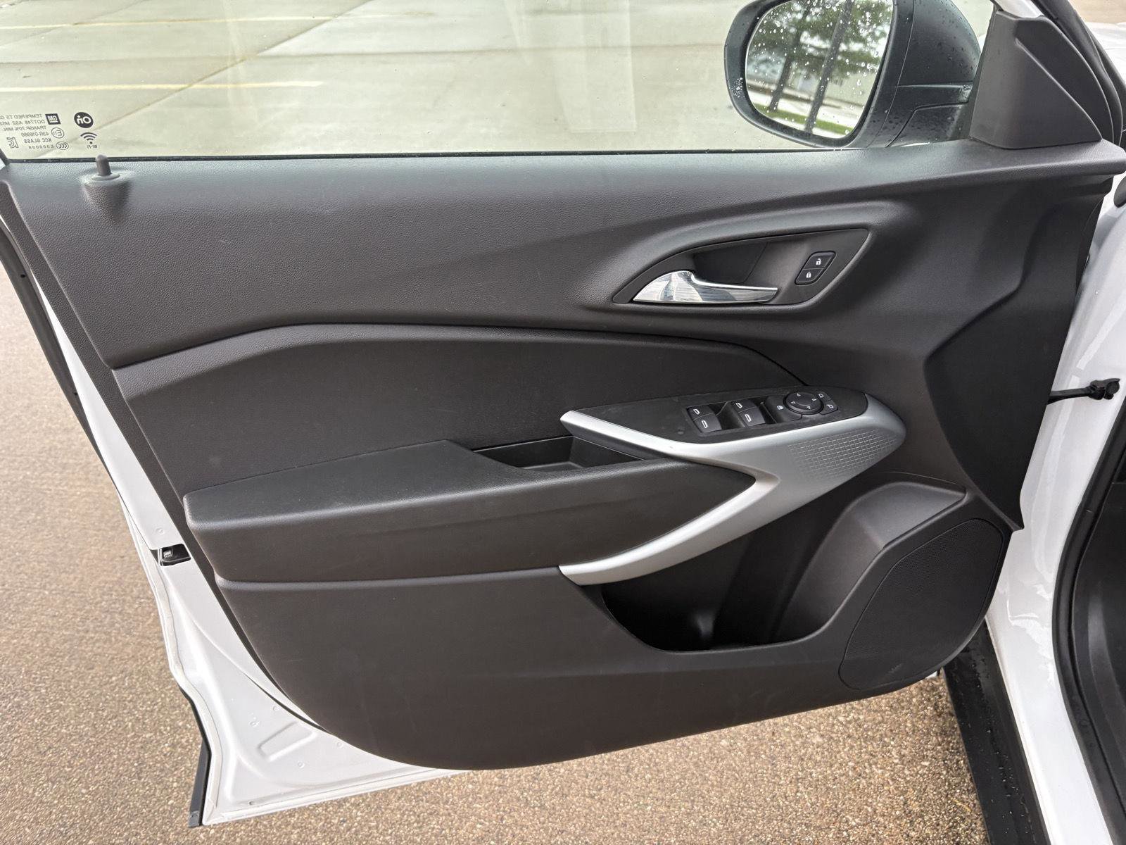 Used 2025 Chevrolet Trax LS FWD image 3