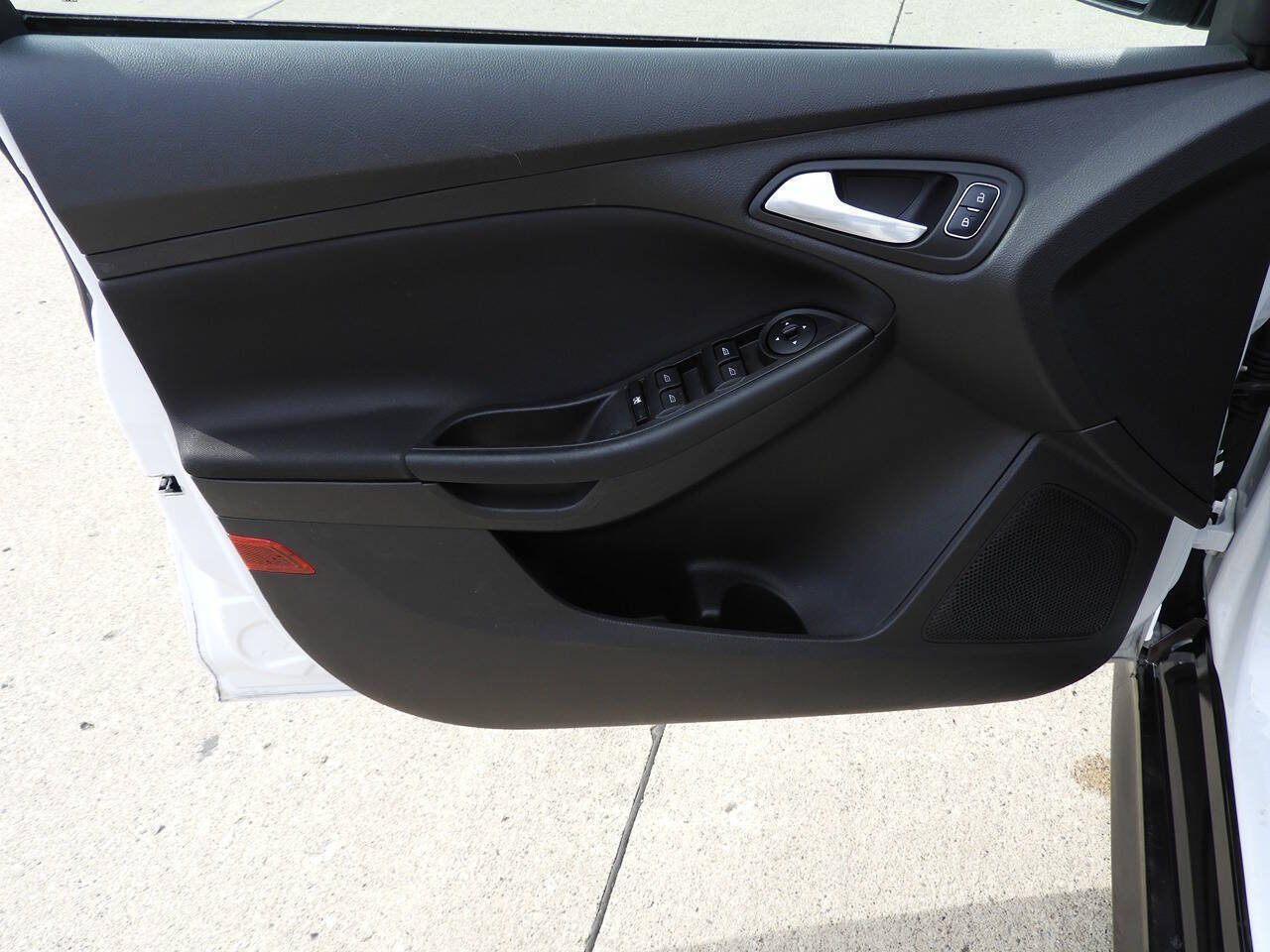 Used 2018 Ford Focus SE w/ Cold Weather Package FWD image 17