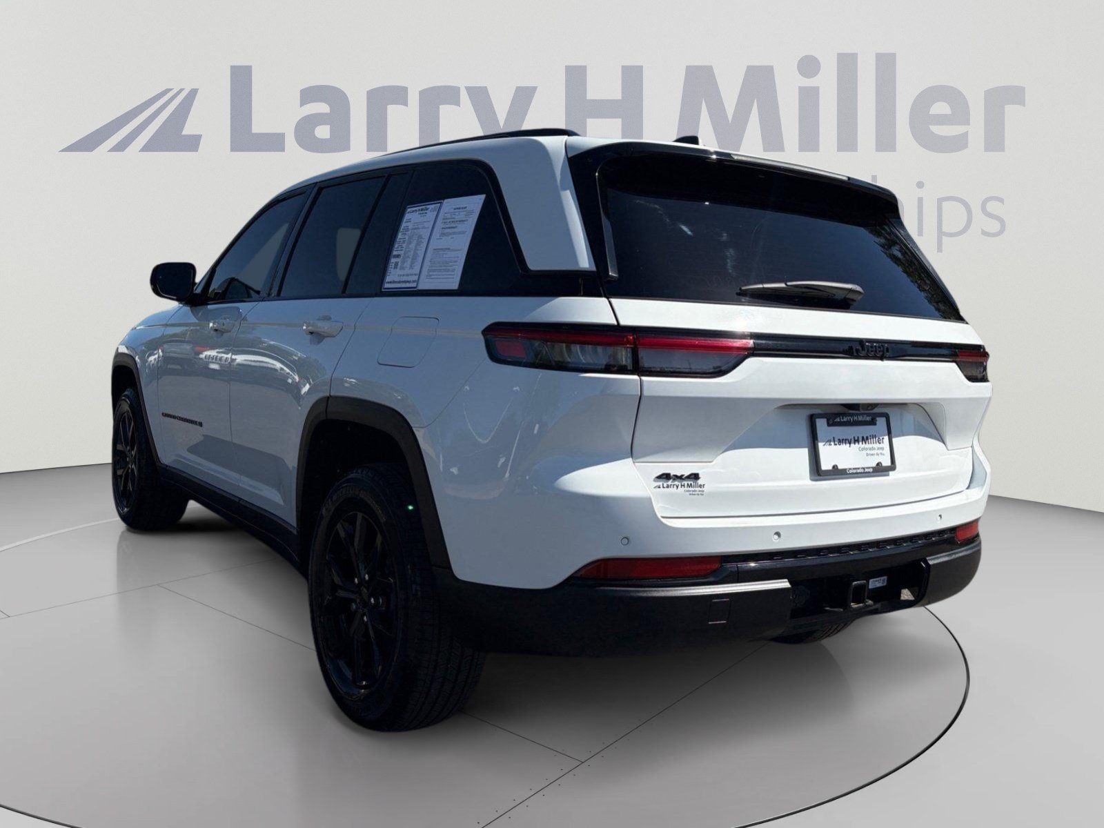 Used 2025 Jeep Grand Cherokee Altitude AWD/4WD image 3