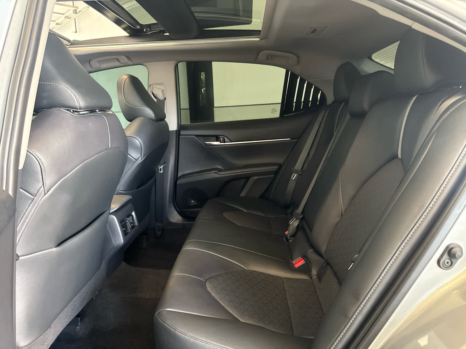 Used 2021 Toyota Camry XSE FWD image 11