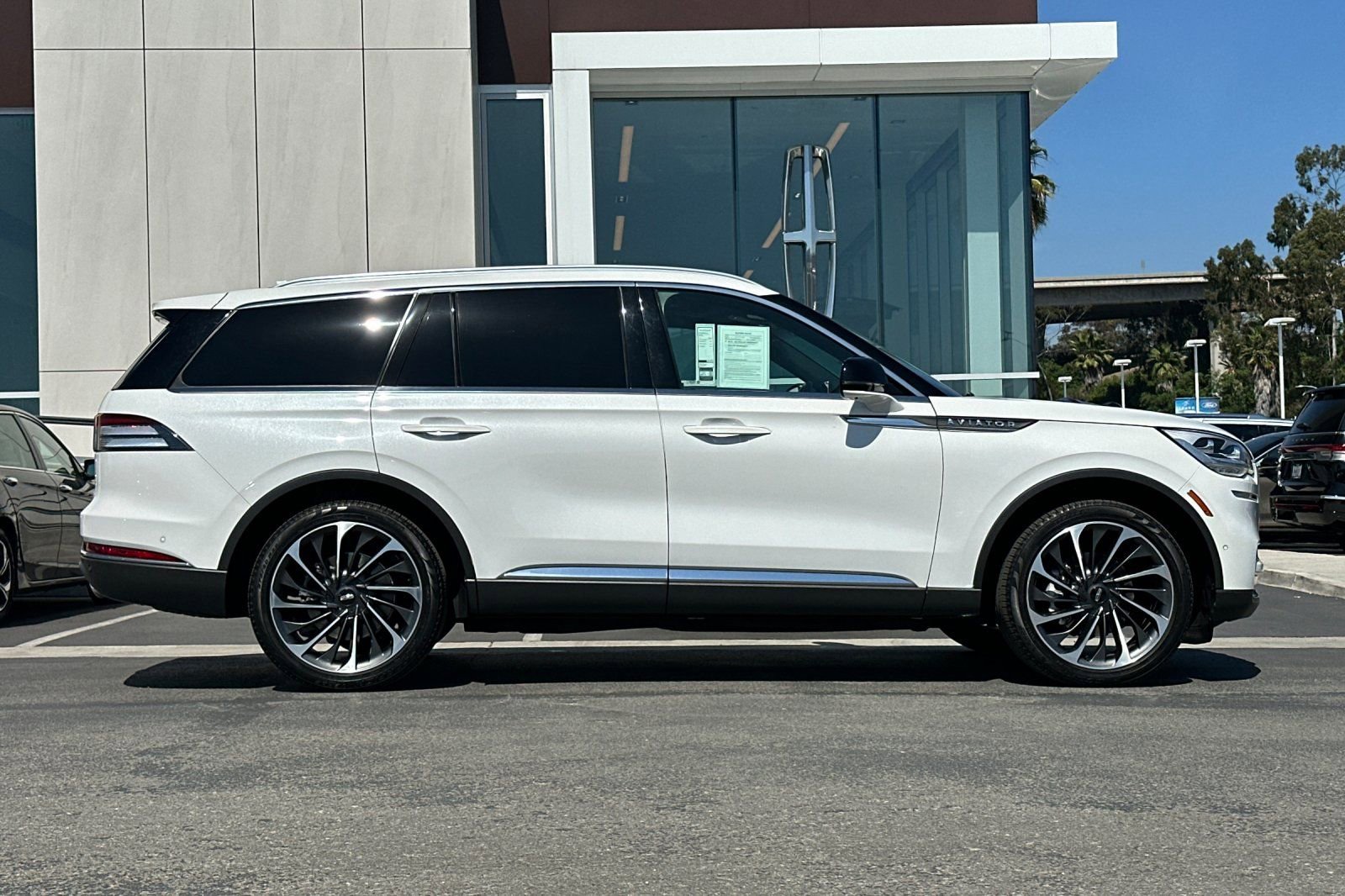 Used 2020 Lincoln Aviator Reserve w/ Equipment Group 202A AWD/4WD image 2