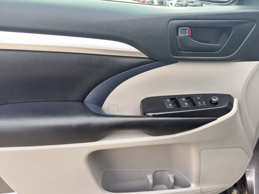 Used 2019 Toyota Highlander Plus AWD/4WD image 13