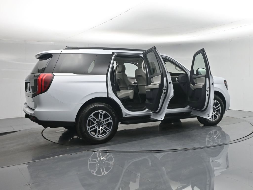 Certified 2025 Ford Expedition Active image 6