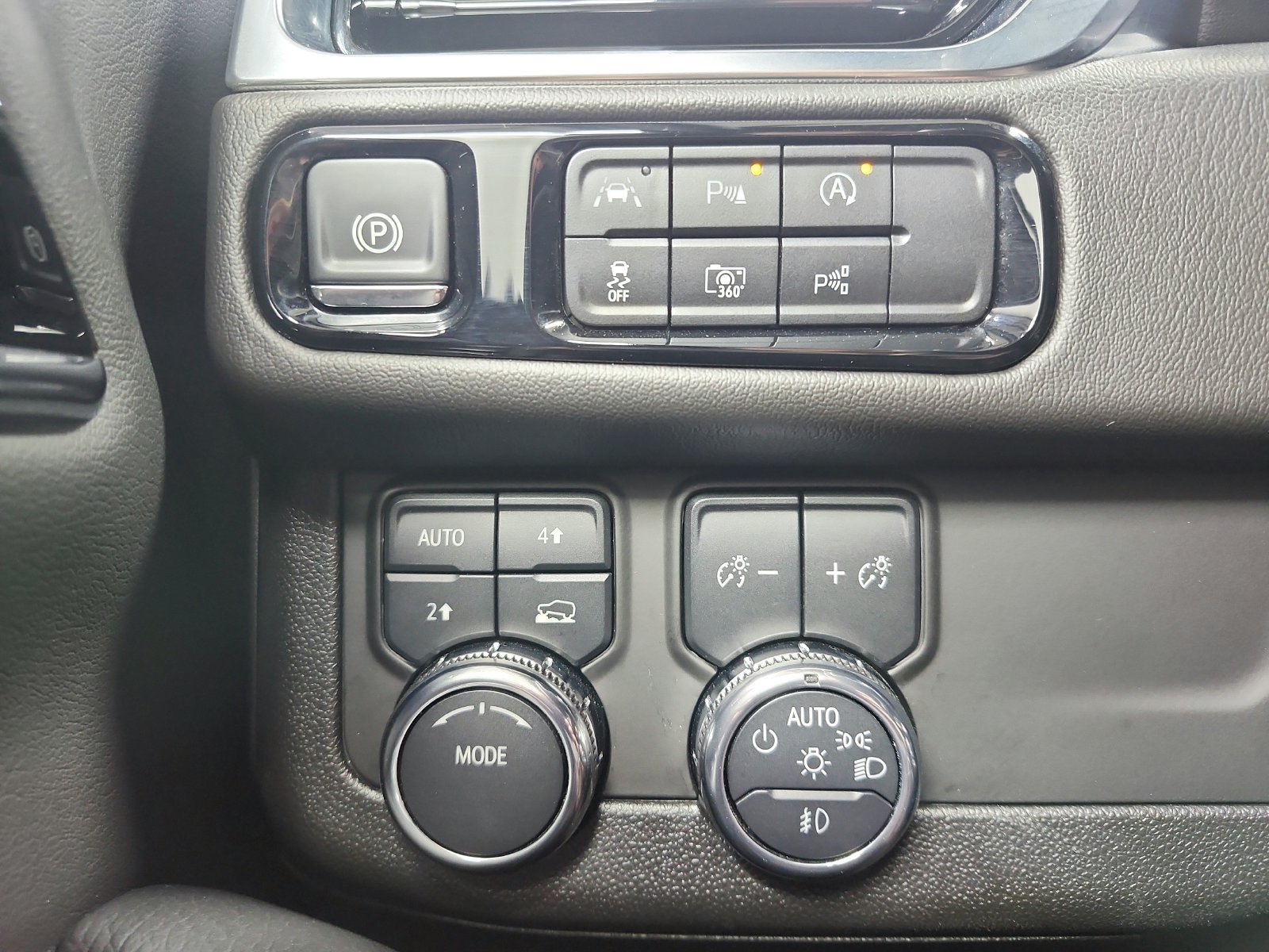 Used 2025 GMC Yukon Denali AWD/4WD image 27